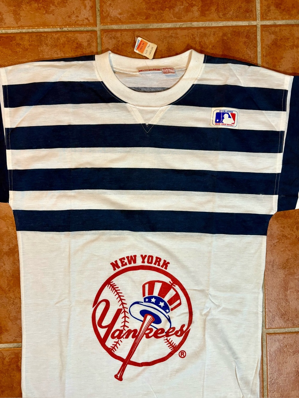 MLB New York Yankees PinStriped Tee - Navy & White sz large nutmeg